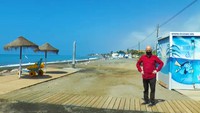 Pérez Atencia en las nuevas instalaciones de playa de Valle Niza